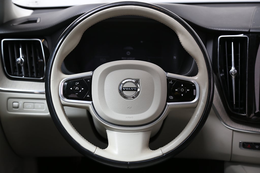 Volvo XC60 Recharge T6 Inscription AWD Pano Skinn Orrefors Drag