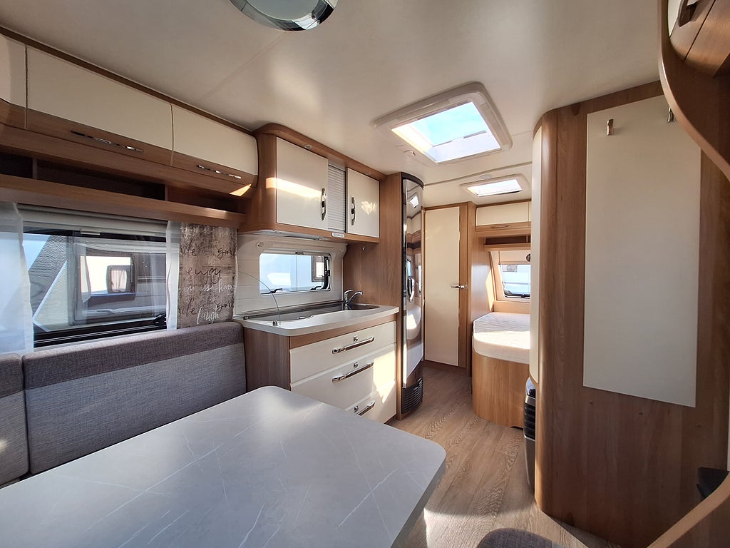 Hobby De Luxe 460 UFe Dubbelbädd, Mover, Nytt Tält