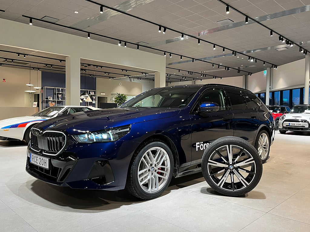 BMW 530e xDrive M-Sport  Pro//Parking Assistant//IconicGlow