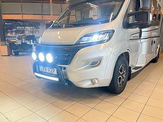 Husbil-halvintegrerad Adria MATRIX SUPREME 670 SL 2 av 32