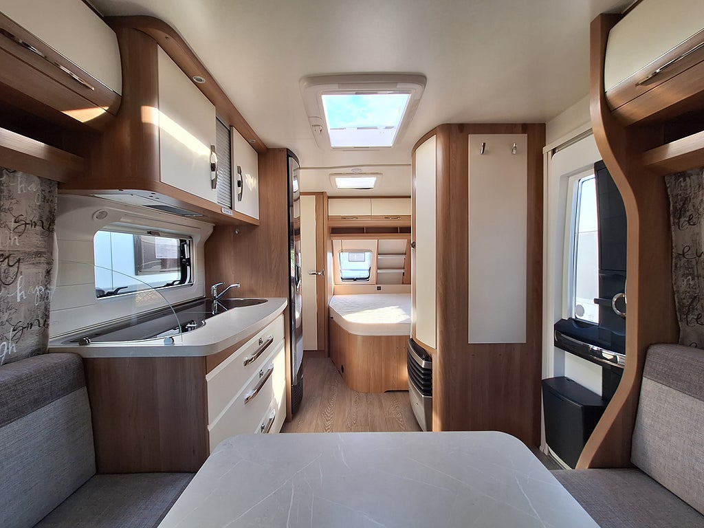 Hobby De Luxe 460 UFe Dubbelbädd, Mover, Nytt Tält