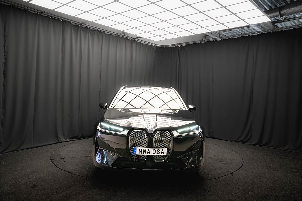 BMW iX xDrive50 LUFTFJÄDRING BAKAXELSTYRNING DRAG 97%SoH MOMS