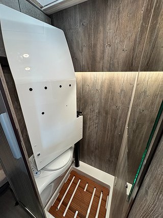 Husbil-halvintegrerad Robeta Helios For Two 180HK AUT 22 av 26