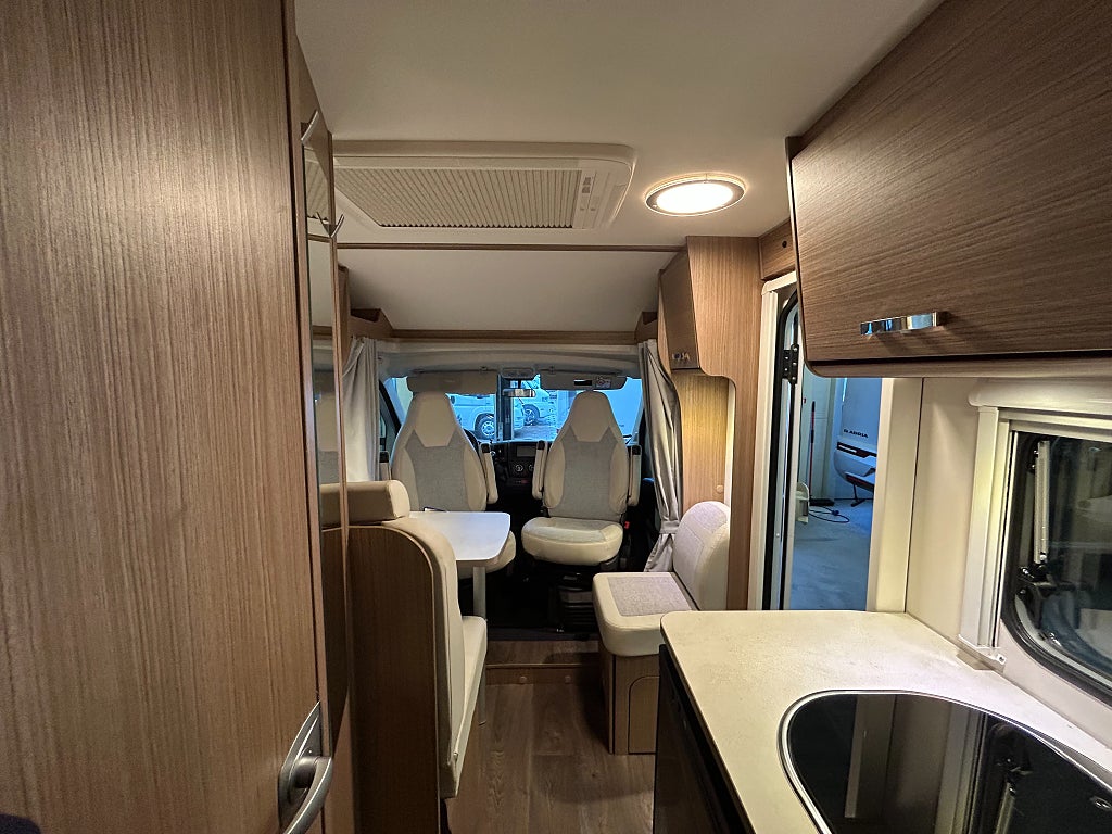 Carado V 132 / Cykelställ / Markis / Under 6m / B-körkort - Carado