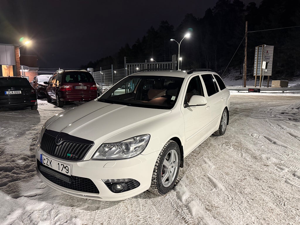 Skoda Octavia Kombi RS 2.0 TDI 170hk Automat Nyservad Drag M-Värmare