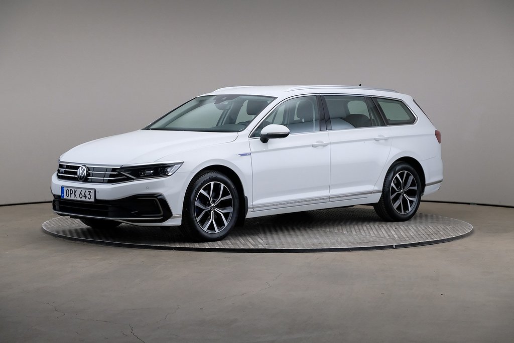 Volkswagen Passat GTE SC Executive Drag Cockpit