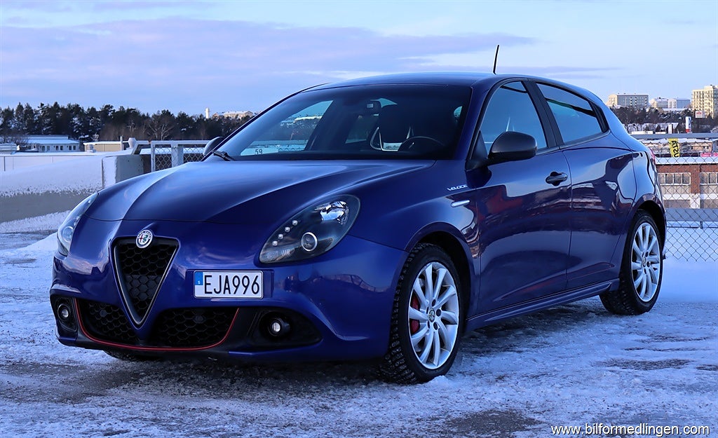 Alfa Romeo Giulietta Veloce 240hk S/V-hjul Svensksåld 1 ägare