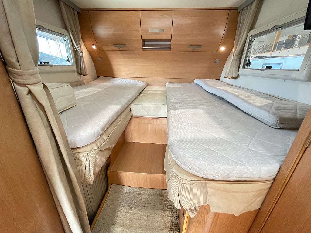 Adria Vision 707 SL /AC bodel/Solcell x2/Ugn/Taksäng/Långbäddar/Fint s - Adria