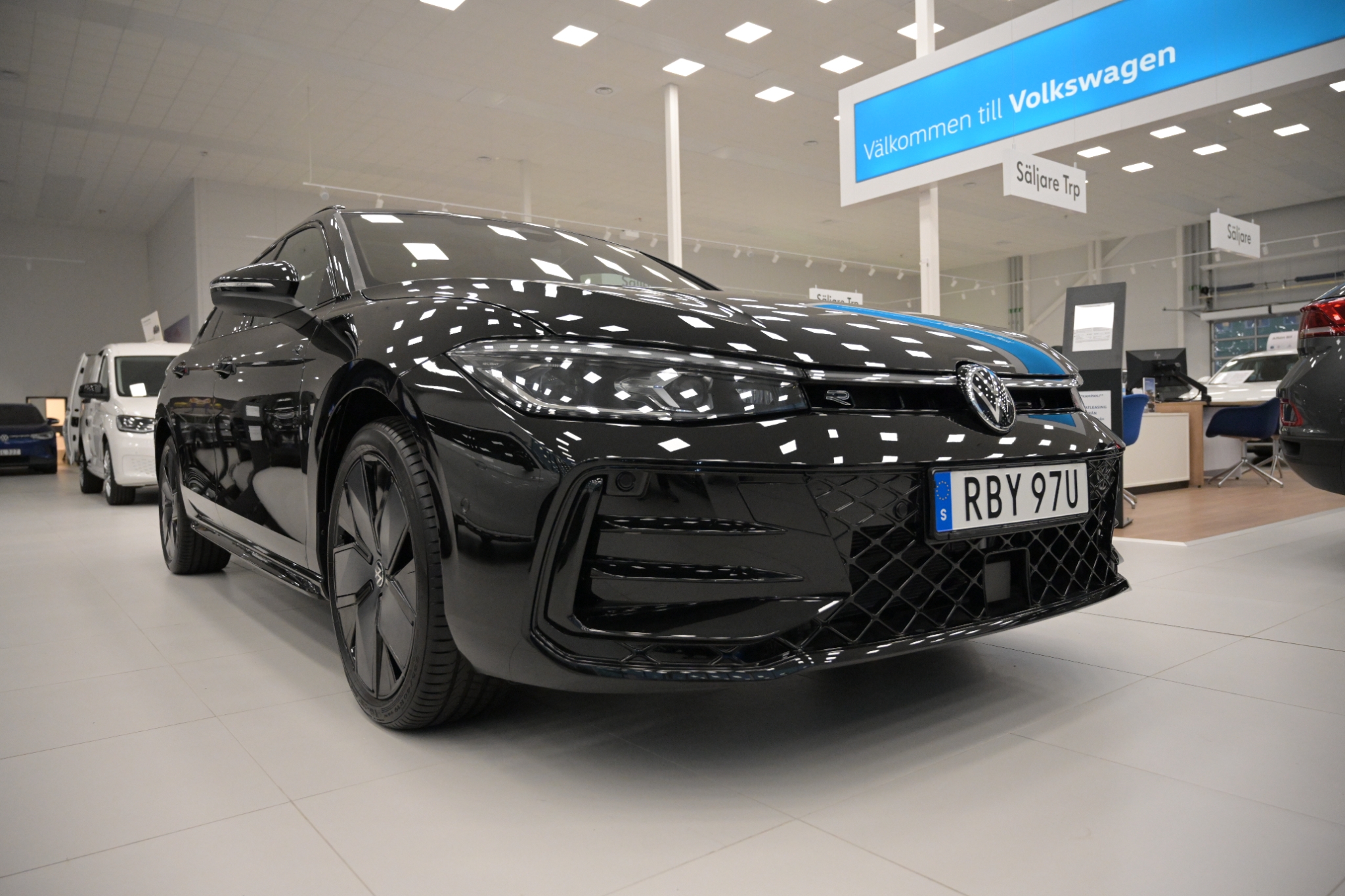 Volkswagen Passat eHybrid 272hk R-Line 2026, bild 4/51