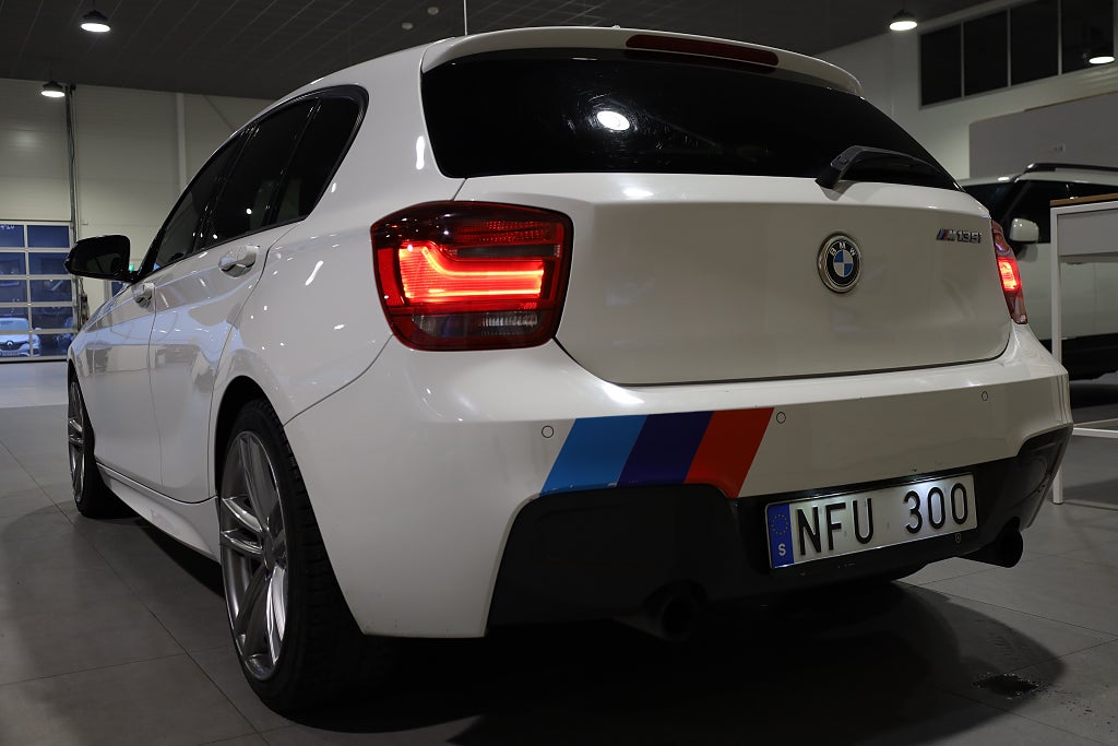 BMW M135i AUT M-Sport 320hk H&K Läder Blåtand Nyservad