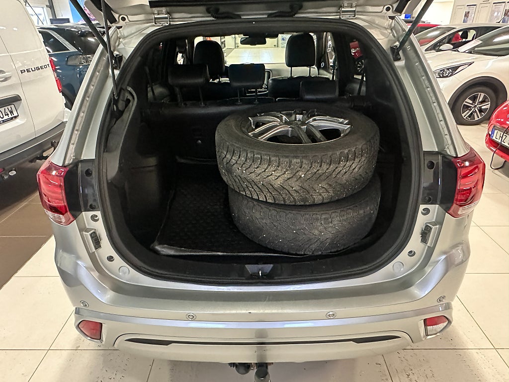 Mitsubishi Outlander CVT 224hk S-Edition Plug-In Hybrid AWD Taklucka Dragkro thumbnail