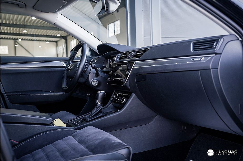 Skoda Superb Skoda Superb Scout 2.0 TDI 4x4 200hk / Pano / Cockpit / Drag