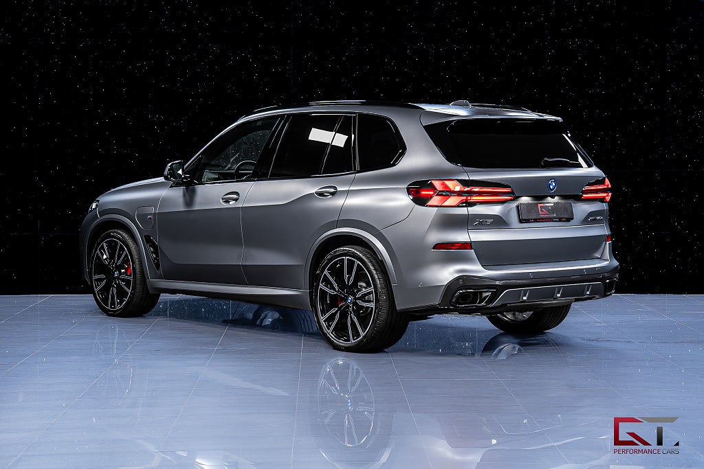 BMW X5 xDrive50e M-Sport Pro 2026 MOMS Frozen B&W Pano Sky 22"