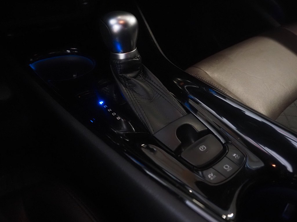 Toyota C-HR Hybrid CVT Executive Drag M-Värm JBL Kamera 2017