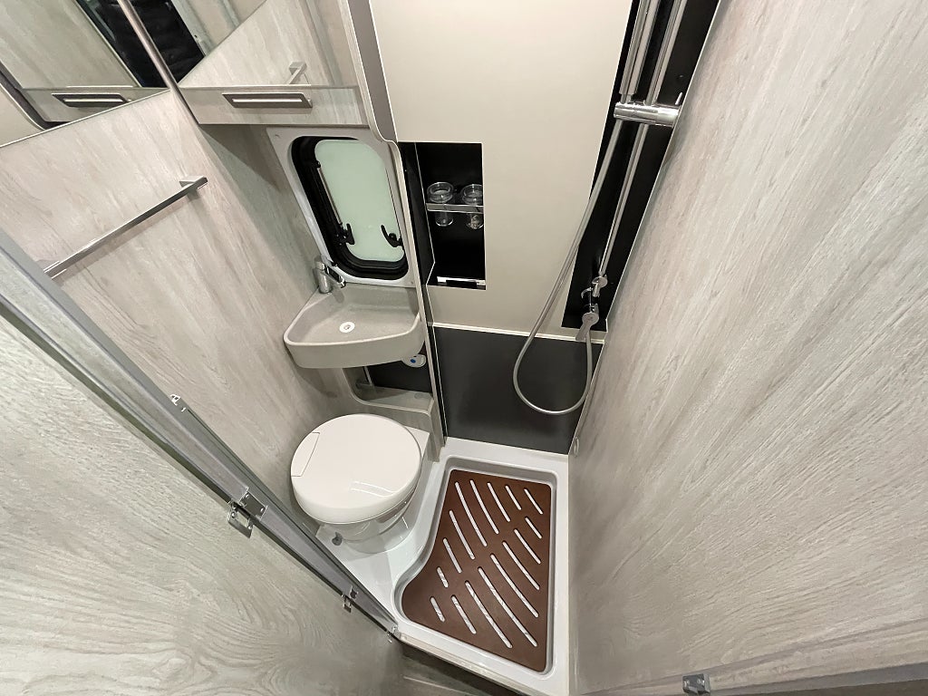 Ci Kyro Duo XL Elite / Truma Diesel / Höj och sänkbarsäng / Solcell - Ci