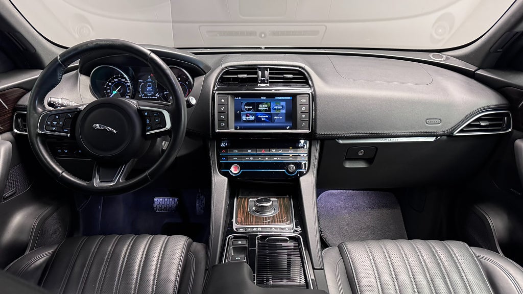 Jaguar F-PACE 2018 - miniatyr 10