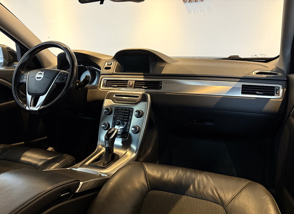 Volvo V70 D2 Geartronic MOMENTUM DRAGKROK FULLSERVAD RATTVÄRME
