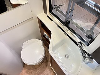Husbil-halvintegrerad Adria CORAL PLUS 670 SLT 19 av 22