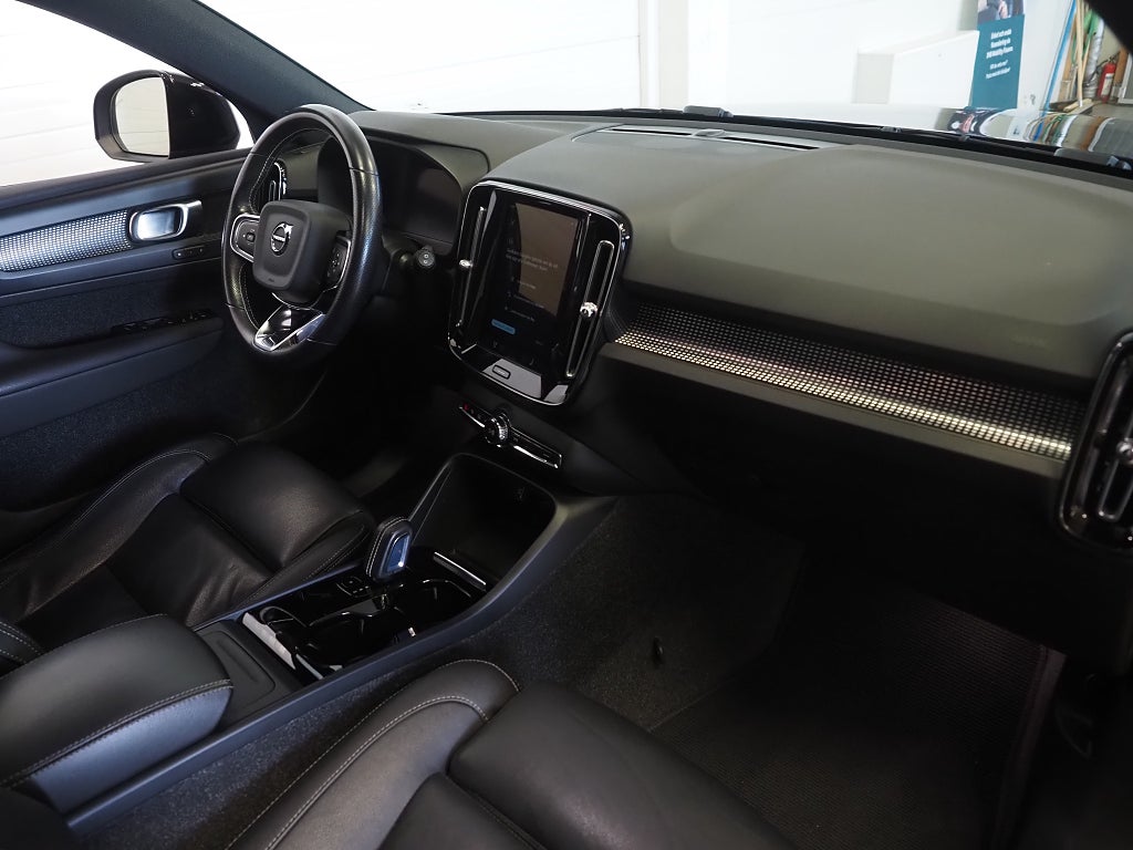 Volvo XC40 Recharge P8 AWD 408hk Core | Kamera | Skinn | 2021