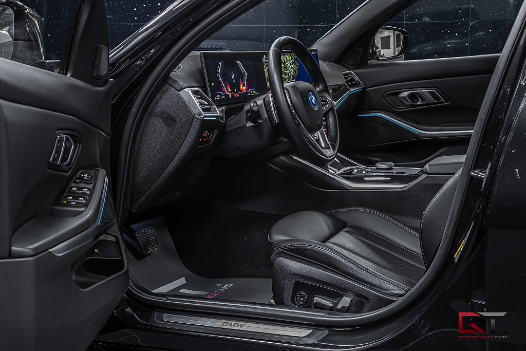 BMW 330e xDrive MOMS Comfort Drag Akustikrutor Värmare Keyless
