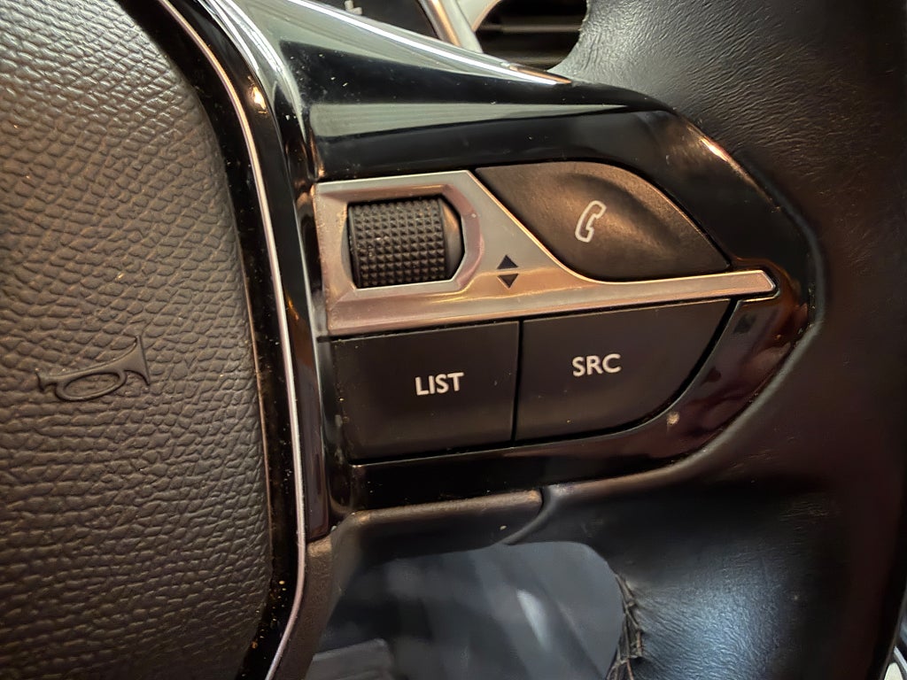 Peugeot 3008 1.2 PT 130 EAT Active SoV Hjul Presentkort ICA 5000KR thumbnail