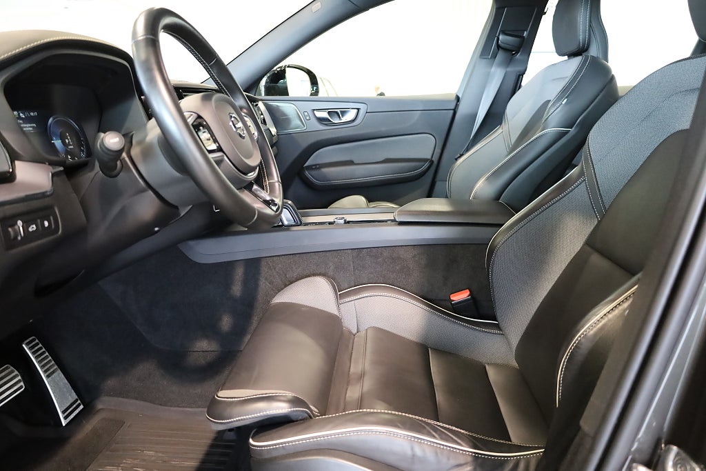 Volvo XC60 Recharge T6 AWD AUT R-Design Pano H&K Navi Kamera 2021
