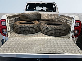 Toyota Hilux Dubbelhytt 2.8 4WD Invincible MOMS/MoK/Skinn/Kamera/SoV – bild 12