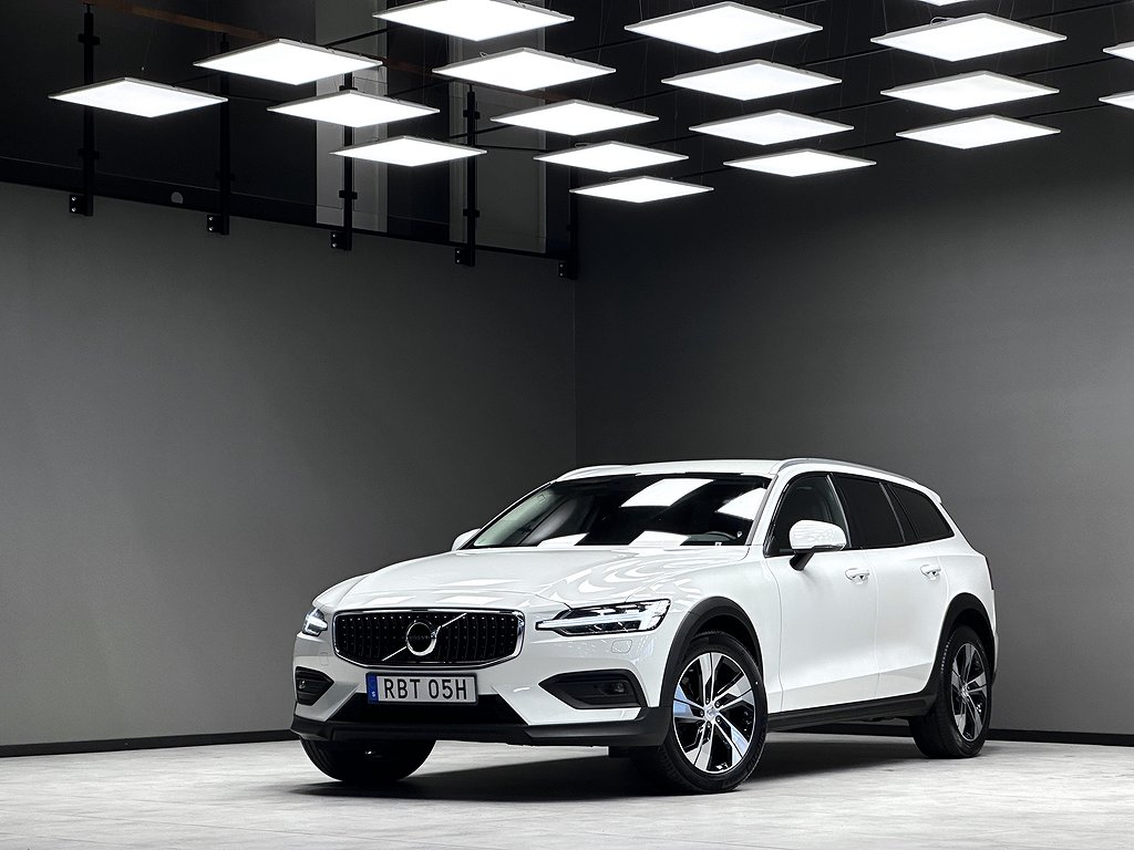 Volvo V60 Cross Country B4 AWD Momentum/Navi/Drag/Värmare/HK