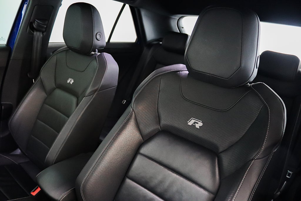 Volkswagen T-Roc R 2.0 TSI Akrapovic 4M Cockpit Beats Drag