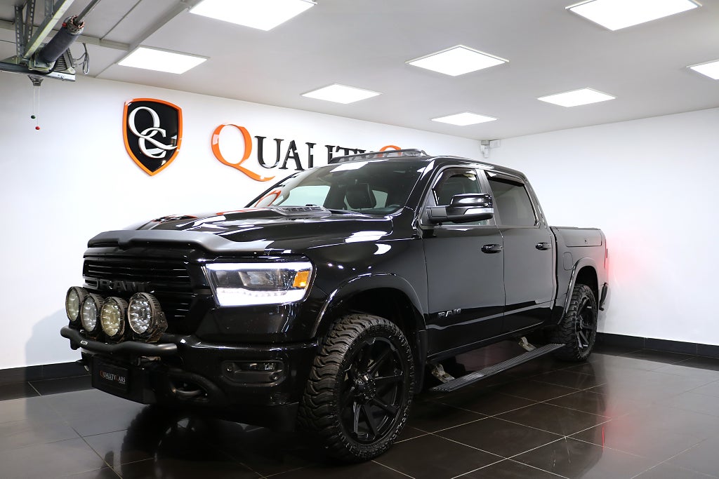 RAM 1500 Crew Cab 5.7 V8 HEMI NIGHT/Carplay / Pano / 360° kamera