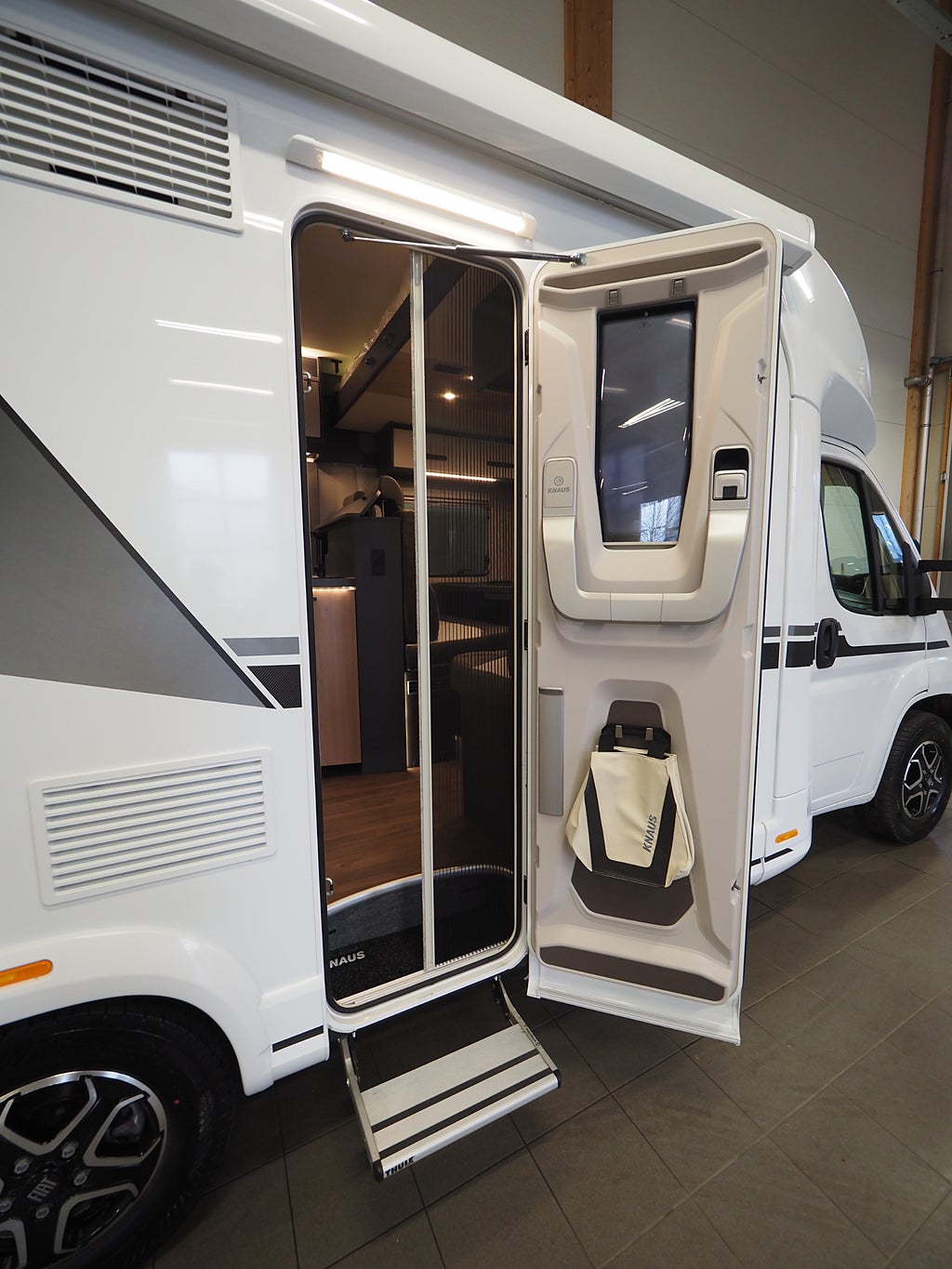 Knaus L!ve Wave 650 MF Platinum Selection ALDE I Taksäng