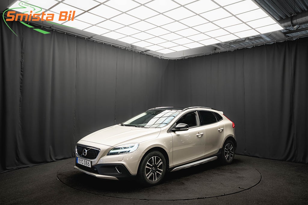 Volvo V40 Cross Country T3 PRO MAX-UTR PANO LÄDER KAMERA DRAG H/K BLIS 2-ÄGARE