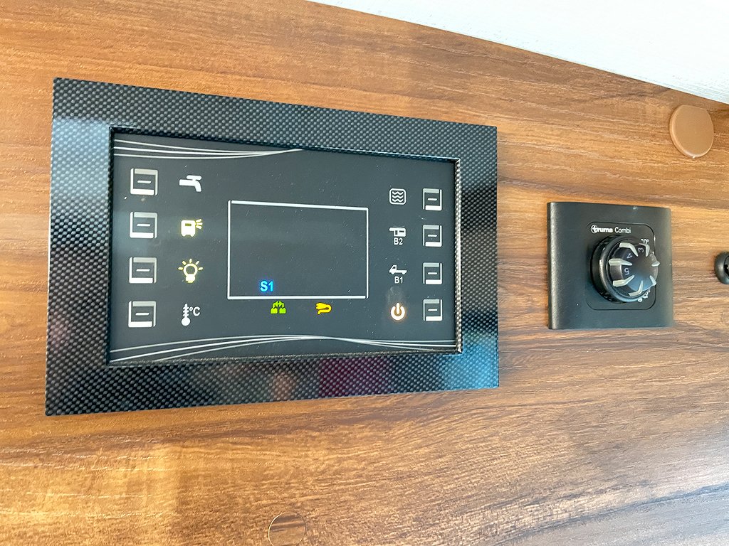 Karmann Davis 620 / AC bodel / Solcell x2/ Långbädd / 3500kg - Karmann