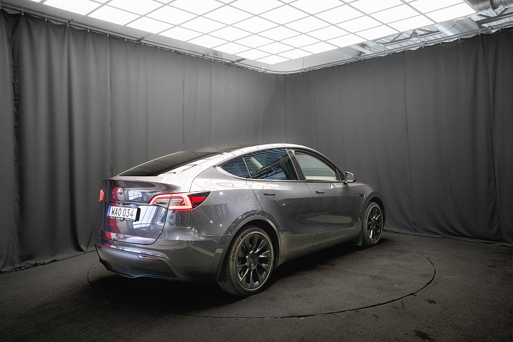 Tesla Model Y Standard Range RWD 20'' DRAG PANO LÄDER 1-ÄGARE MOMS