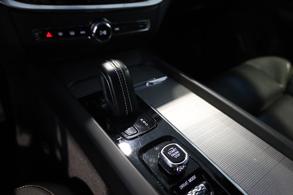 Volvo V60 B4 Geartronic R-Design B&W Navi Kamera VOC CarPlay 2021