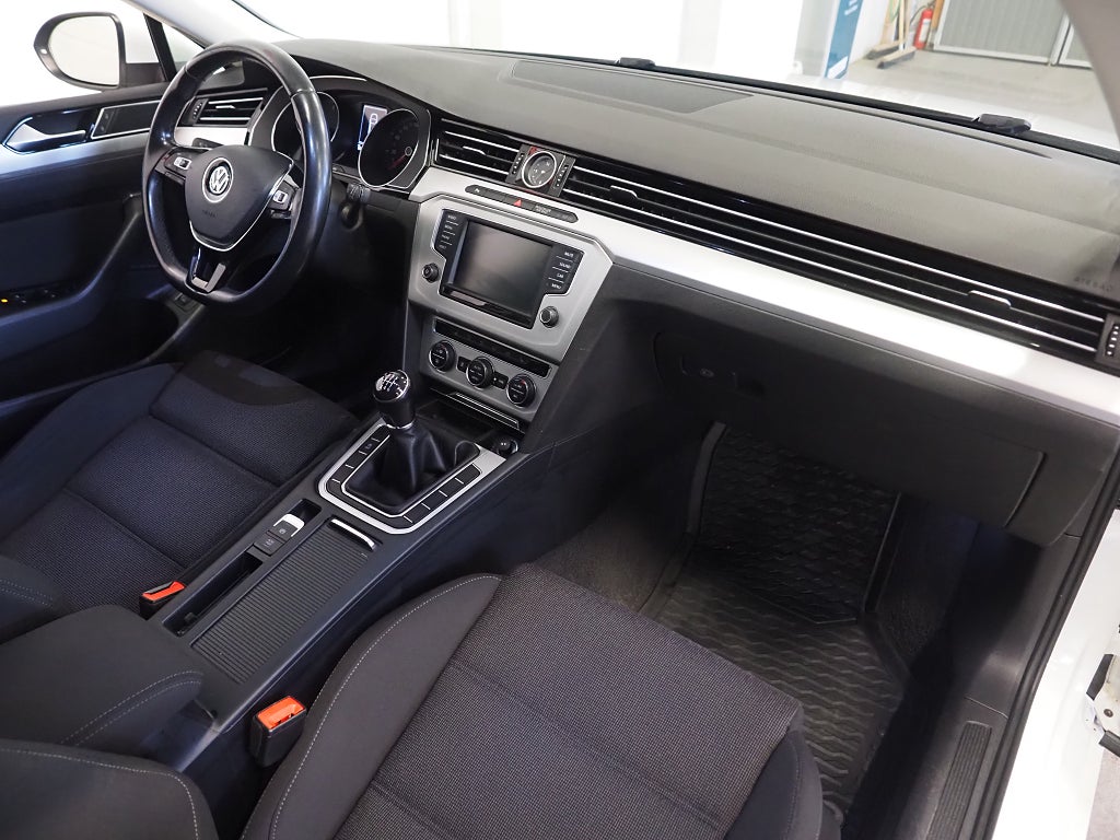 Volkswagen Passat Sportscombi 150hk 2.0 TDI | D-Värmare | Drag | Kamera 2017