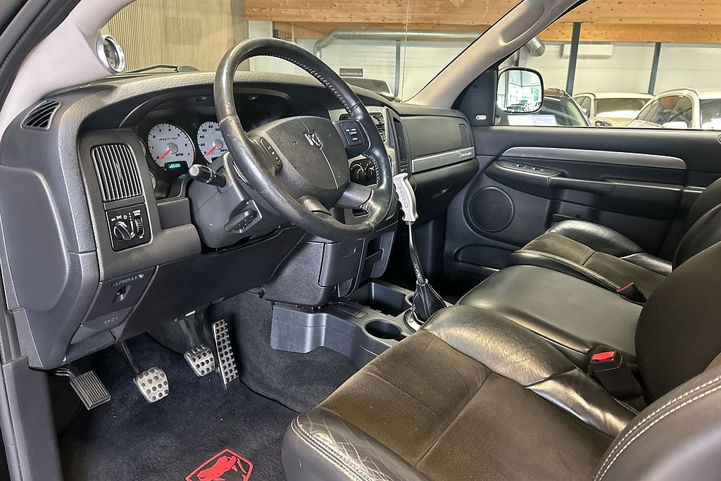 Dodge RAM SRT-10 Regular Cab manuell V10 517hk