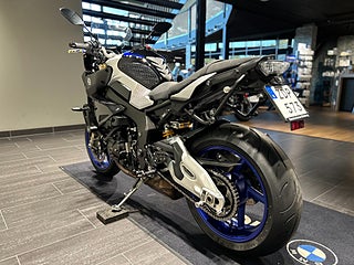 Yamaha MT-10 SP / Justerbara Fotpinnar & Regalge/ Sidoväskor / Hög ruta