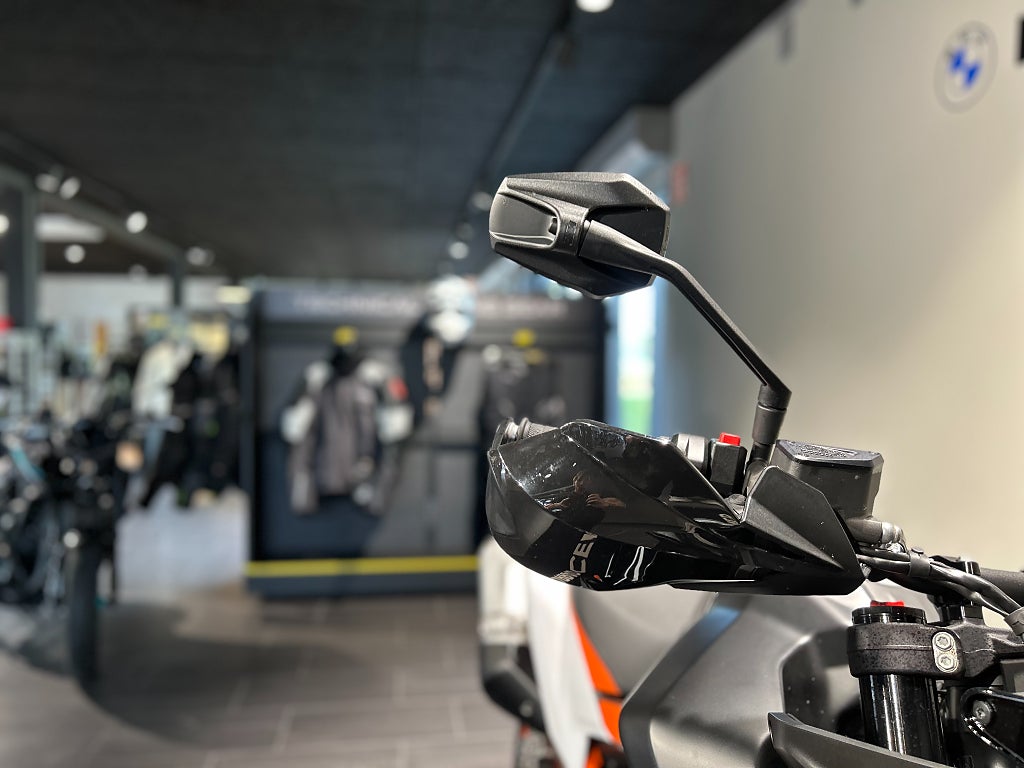 KTM 890 SMT /Techpack / Endast 671 mil / Nya däck