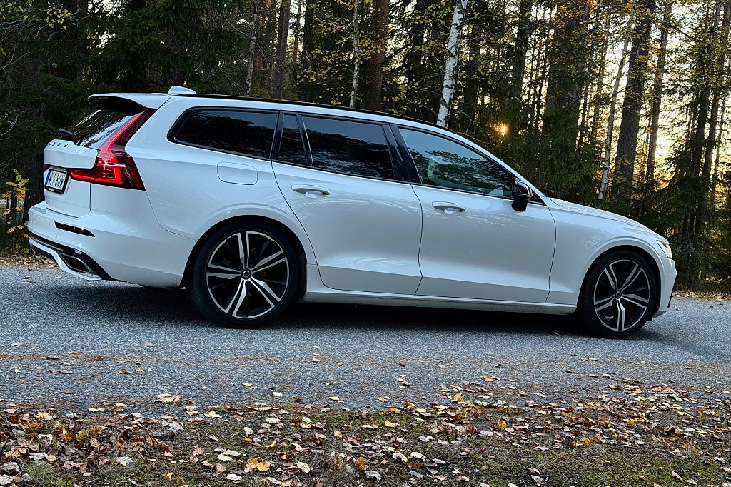 Volvo V60 D4 AWD Geartronic R-Design|Dragkrok|Svart innertak|VoC