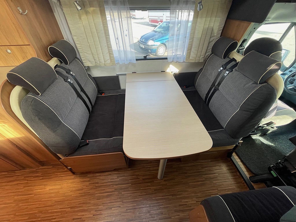 Bürstner Nexxo Family A645 våningssäng 6 åkande 3500 kg