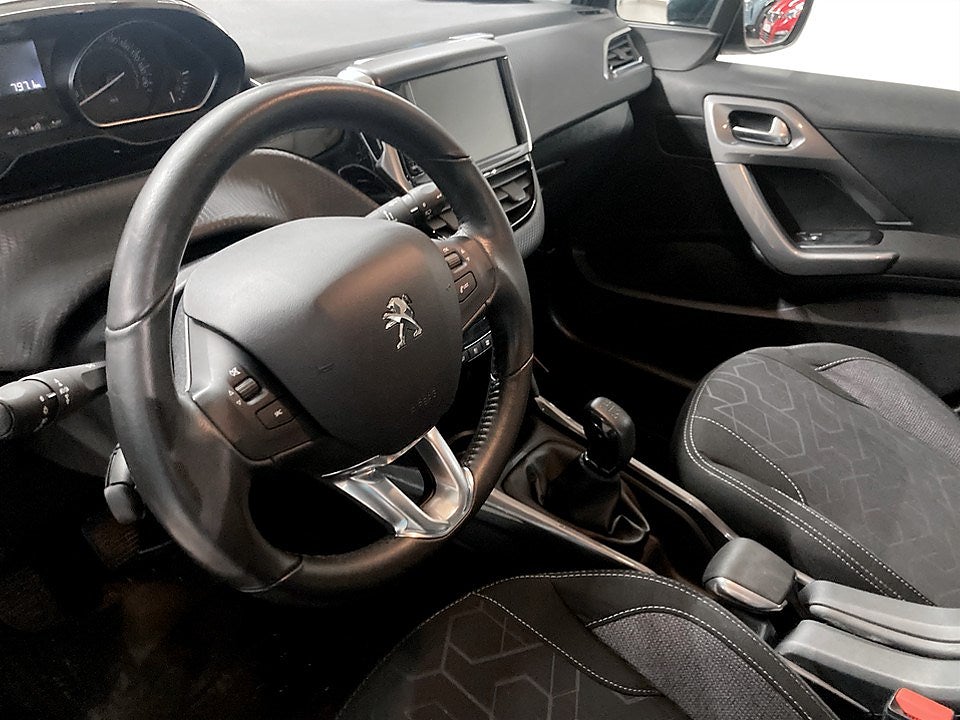 Bild på Peugeot 2008 Active 1.2 PT 82hk - P-SENSORER, DRAG