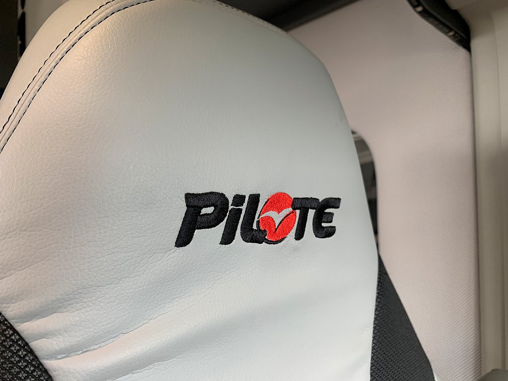 Pilote V 630 J / B-körkort / Långbädd / Solcell / Ugn /160hk - Pilote