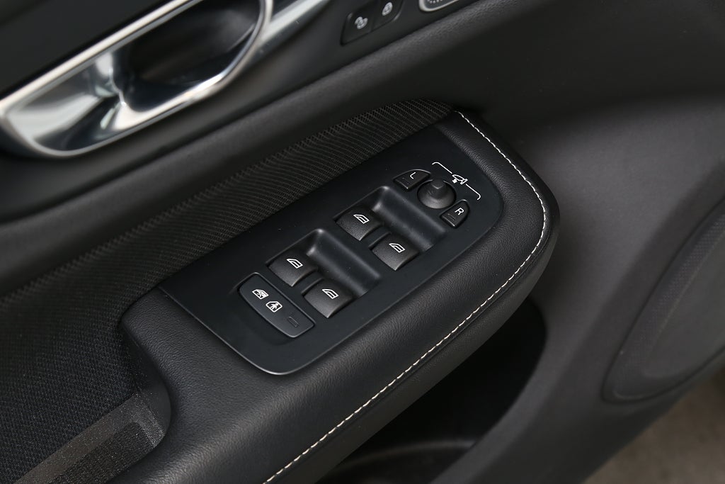 Volvo V60 Recharge T8 392hk R-Design Pro Edition III AWD B&W Pano