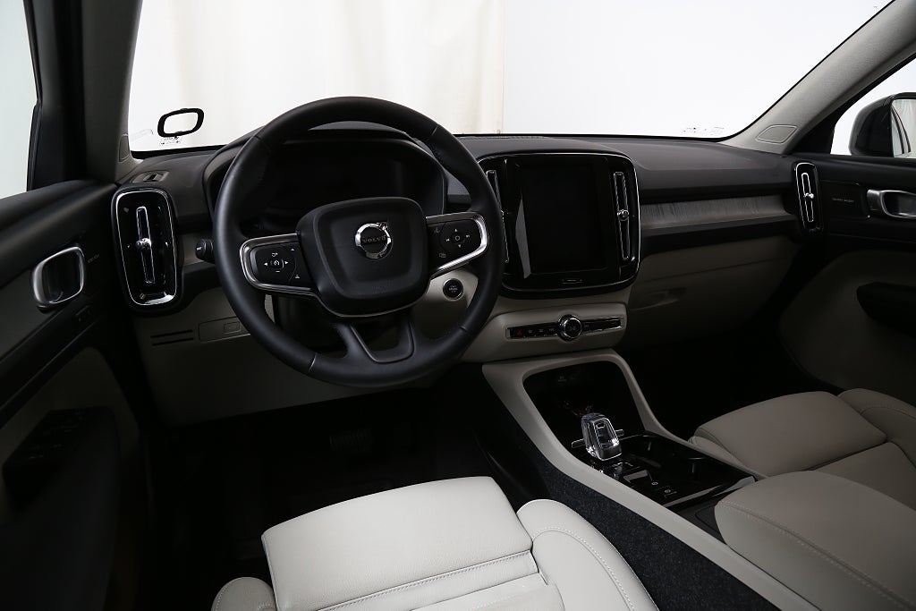 Volvo XC40 B4 Bensin 197hk Ultra Dark Skinn l Panorma l H/K l 360°