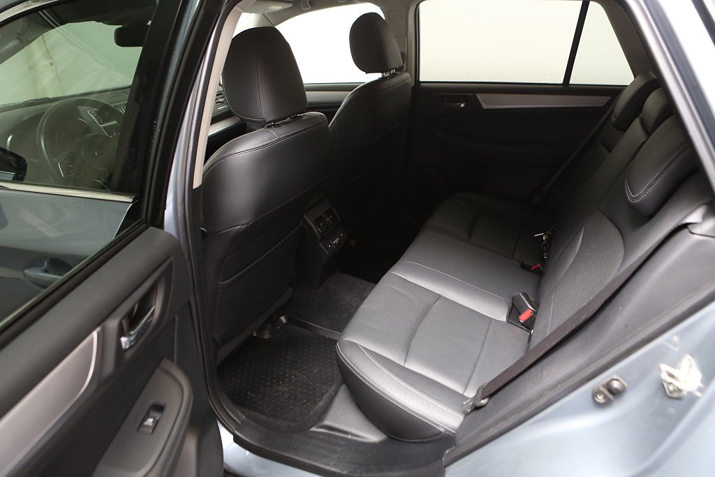 Subaru Outback 2,5i Ridge AWD Aut Skinn Bränslevärmare Drag 2018