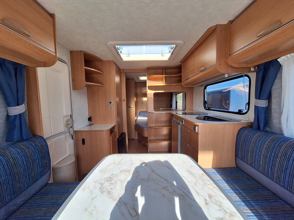 Adria Altea 512 UP Dubbelbädd, Solcell