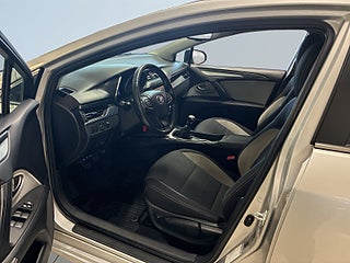 Toyota Avensis Kombi 1.8 Active Dragkrok Backkamera Mvärmare S&V-däck