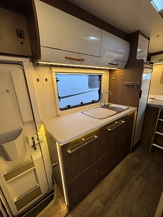 Husbil-alkov Roller Team Noble ART A9000 Elegance 6 bältade platser! 3500kg!Endast b-kort 7 av 20