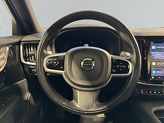Volvo V90 B4 AWD Aut Momentum Drag Värmare H/K Pano 360 S&V-däck